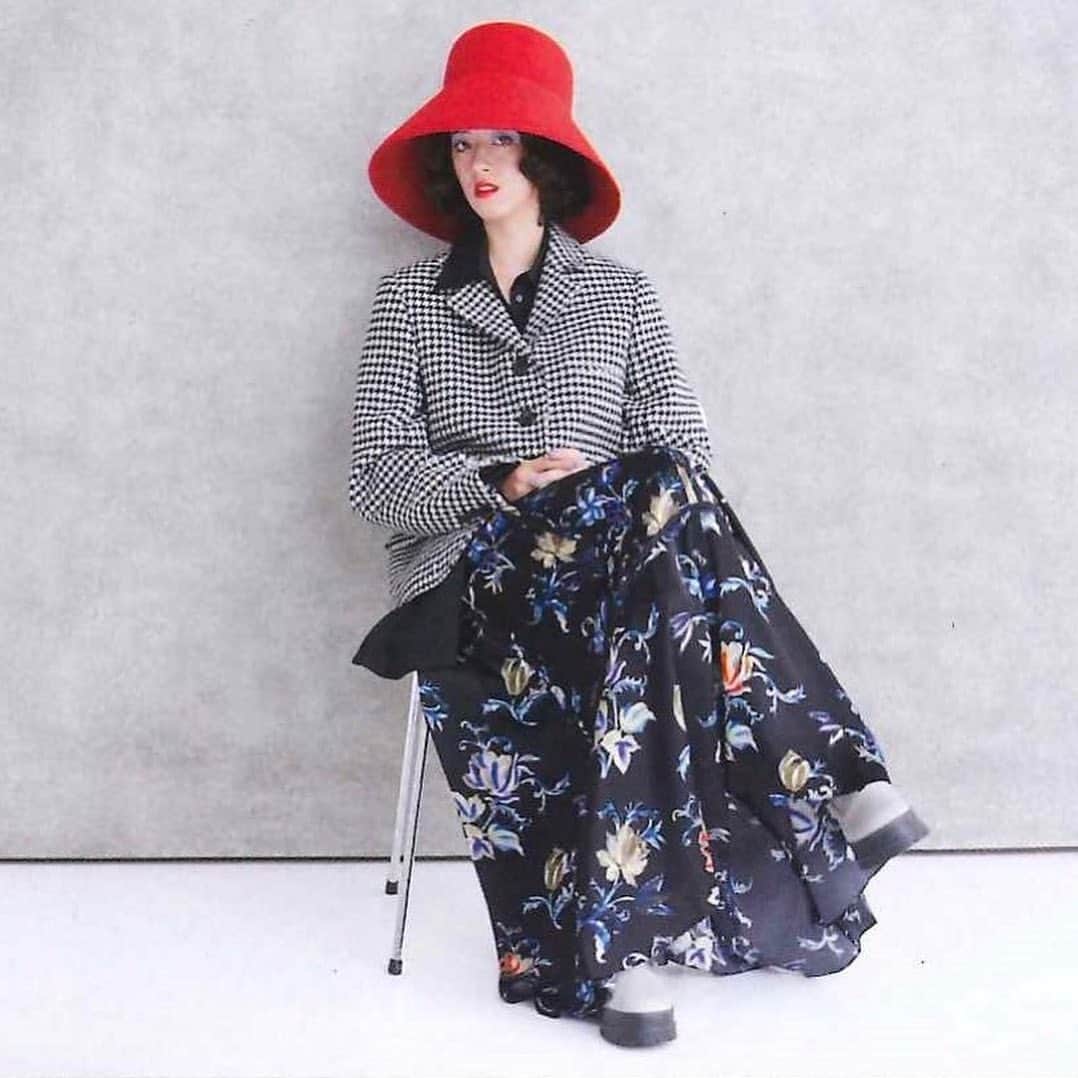Taki Tanakaさんのインスタグラム写真 - (Taki TanakaInstagram)「NINA RICCI ♥️ SPUR 2020年 12月号  @ninaricci on @spurmagazine  #ニナリッチ  真っ赤な#バケットハット に#千鳥格子 のジャケット、エキゾチックなフラワープリントのロングスカート。 伝統的なエレメントが、見事に美しく調和。新しいスタイルに♡  #写真可愛い  @iza_official  #instorenow  SHOPIZA.com  #izastagram」10月28日 13時15分 - tanakataki