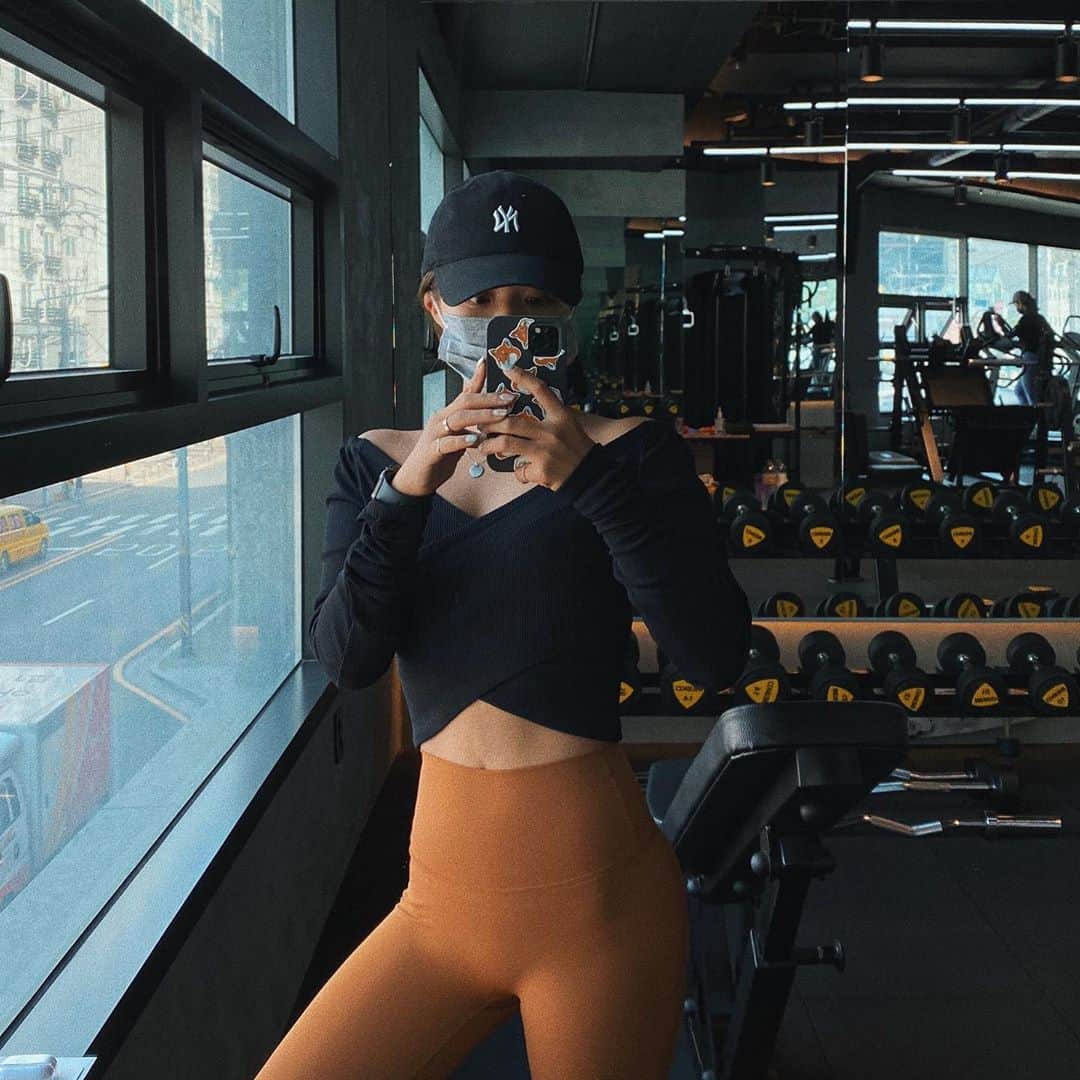 キム・ダヘのインスタグラム：「내 체형에는 되게 부해보이는 디자인의 탑 그치만 예뻐서 입게되는 운동복... 👩🏿 오늘도 #다이어터#유지어터 분들 다들 화이팅 🖤🖤🖤  마지막 글은 제가 다이어트할때 체지방이 너무 더디게빠지는거같아 우울할 때... 나만 안빠지는거같고 주변 지인들은 대충해도 살이 막 빠지는거같을 때... 큰 힘이 되었던 글이에요! 저도 어디선가 퍼온거라 책 제목을 몰라요 아는분 알려주세요...(?)  #습관성형 이라는 책이라네요!!」