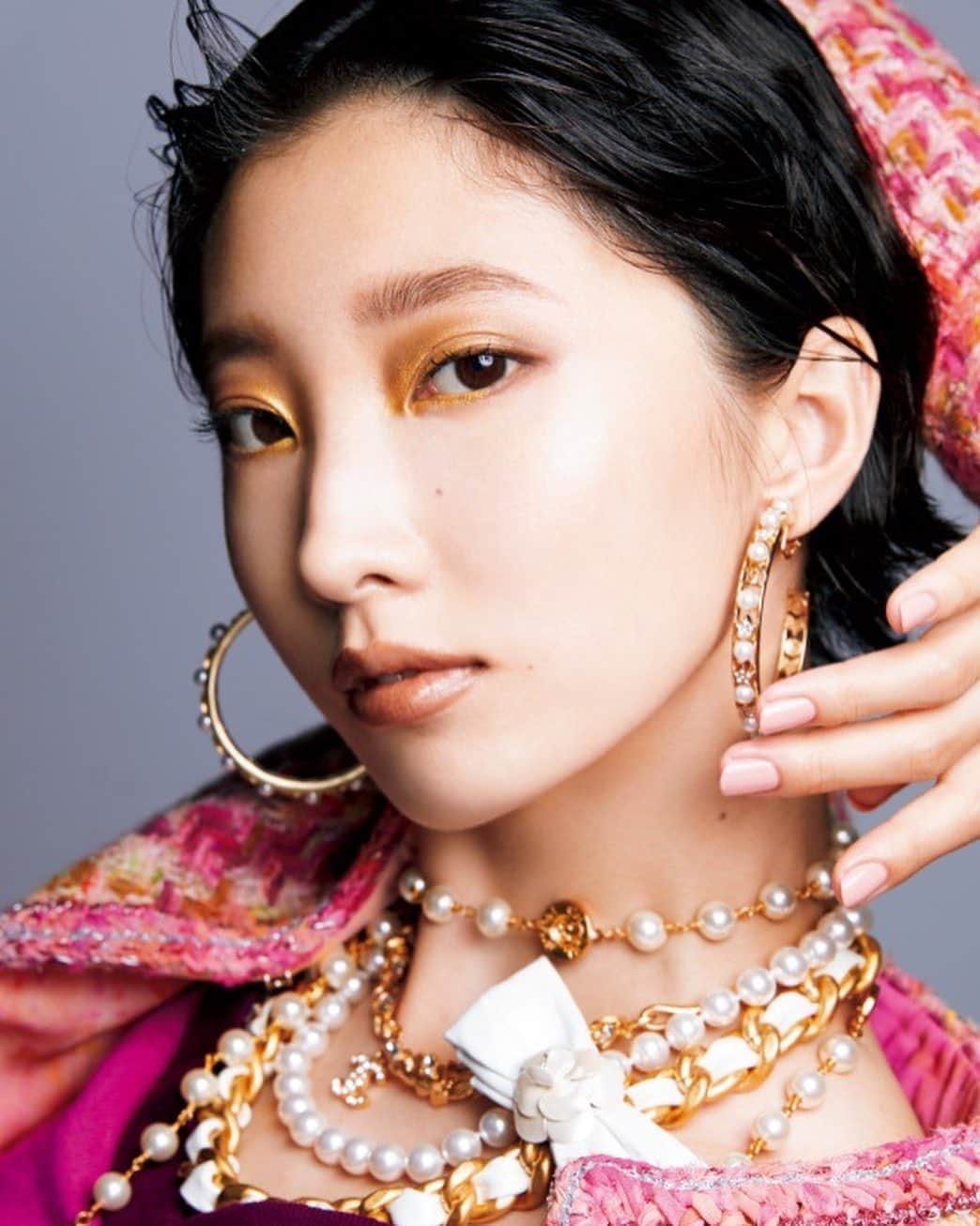 飯島望未のインスタグラム：「CHANEL new lip color ROUGE ALLURE LAQUE is featured on the @voguejapan newest issue.   Vogue Japan 12月号に 出させてもらっています。 CHANELの新しいリップカラー ルージュアリュールラックを纏って💄 濃密な発色なのにみずみずしいテクスチャーで 塗りやすい。12時間も持続し、 それでいて保湿力もあるからしなやかに 魅せることも出来て これ一本で全て叶う気がします。 ボトルも小さめでいつも 小さいバッグを持つ私には完璧なリップ✨ @chanel.beauty @chanelofficial  Photo @akinoriito_i  Makeup @rikamatsui26  Hair @takeshikatoh  Stylist @chie_atsumi  Nail @takano_naoko」