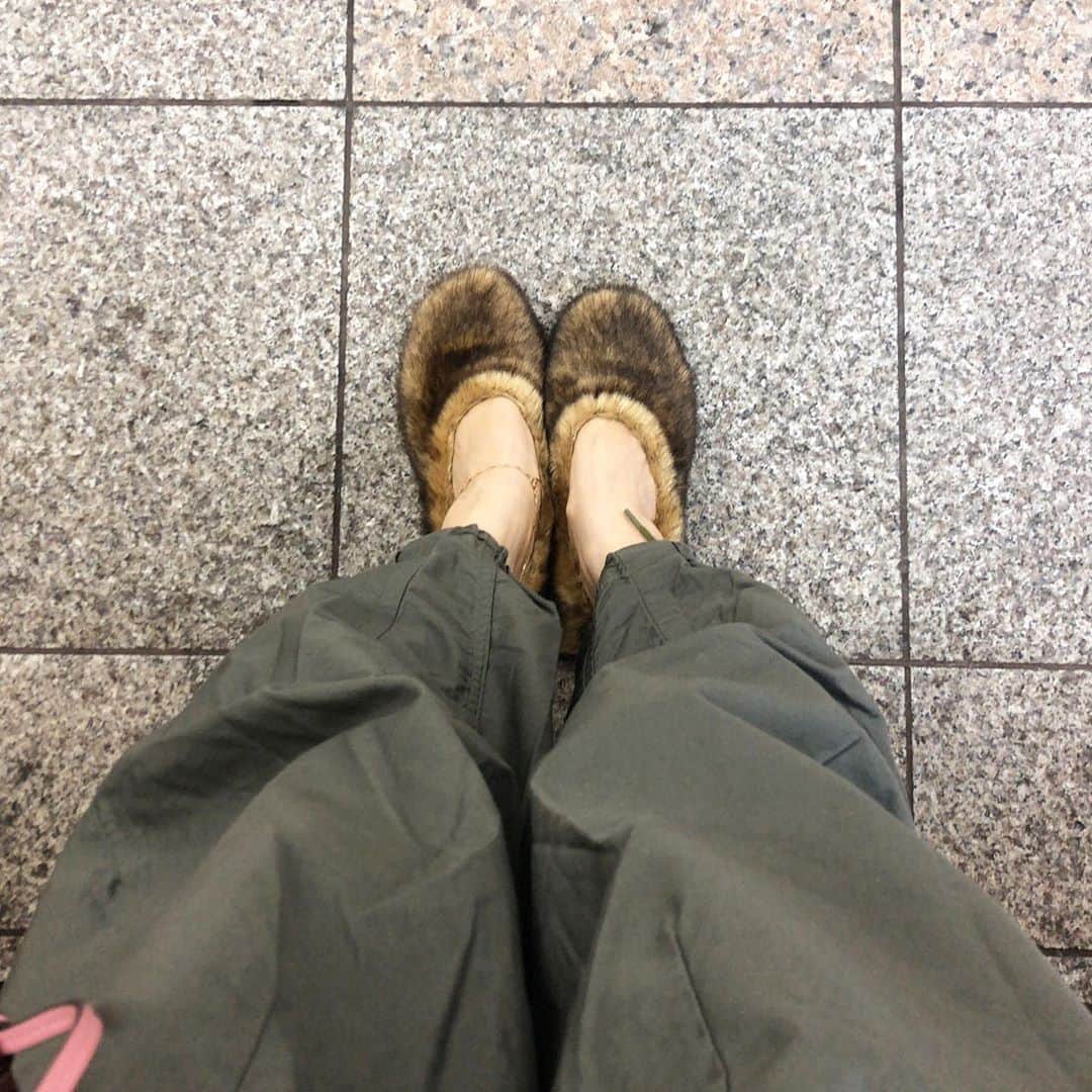 阿部洋子さんのインスタグラム写真 - (阿部洋子Instagram)「👟👞👢👡👠 #今日の靴  おろしたて🎶  エコファーのモコモコ靴。 モコモコ部分を触られがち笑  #new #shoes #shoestagram #shoeslover #shoesoftheday #shoesaddict #sotd #ootd   #ootd  bottomsは @h_beautyandyouth のゆるめなワークパンツ topsは @etretokyo の股のとこスナップでポチッととめるやーつ outerは @beautifulpeople_officialsite のライダース 帽子はカーキ色の @kijimatakayuki  bagは @unitedarrows_official のキラキラ巾着にしてみた。  巾着最近お気に入り🎶」10月28日 13時26分 - hirocoring