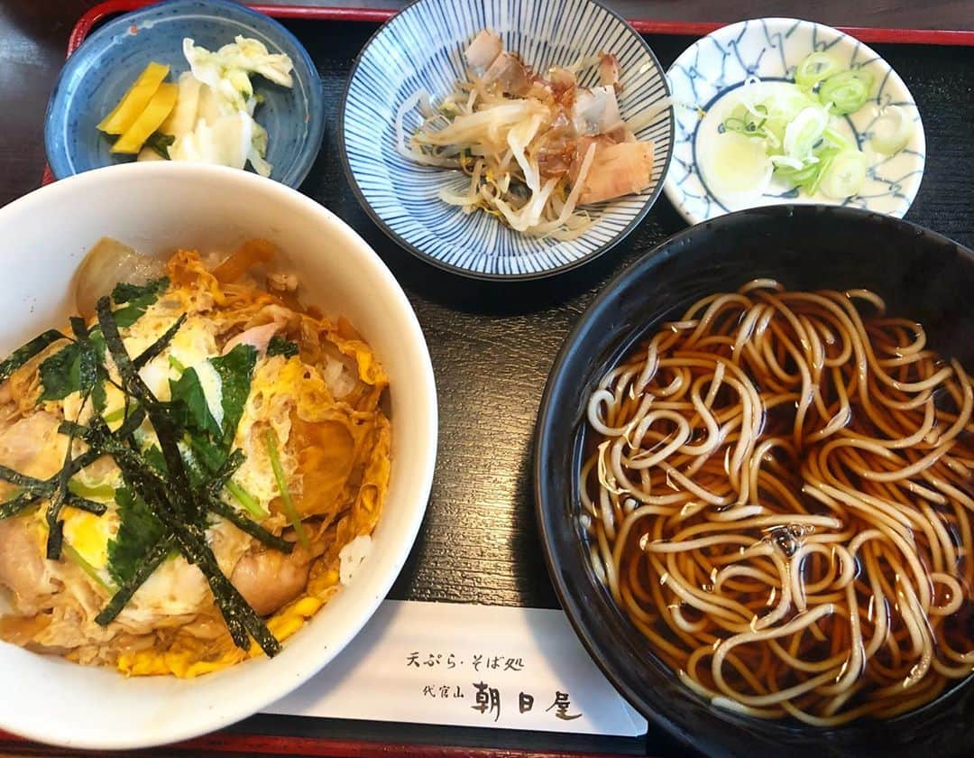 B JIRUSHI YOSHIDAさんのインスタグラム写真 - (B JIRUSHI YOSHIDAInstagram)「【代官山LUNCH】 【店名】朝日屋 【メニュー】親子丼セット 【PRICE】¥990- 【一言】代官山で働く人間のオアシス的存在の朝日屋さんで久々のランチ。 少しずつ肌寒くなってくる季節に食べる、温かいお蕎麦はやはり格別ですね。お蕎麦屋さんの作る美味しい親子丼も食べられて満腹&大満足でした。 これからの季節、温まりたい時は朝日屋さんのお蕎麦で決まりです。  #daikanyama #代官山 #代官山ランチ #b印ランチ」10月28日 13時20分 - bjirushiyoshida