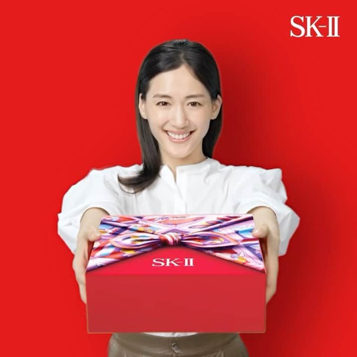 SK-II's Official Instagramのインスタグラム：「Ayase’s favourite gift is Crystal Clear Skin with our NEW PITERA™️ Essence Street Art Limited Edition. Gift it to your loved ones today.   #SKII #PiteraEssence #FacialTreatmentEssence #PiteraStreetArt」