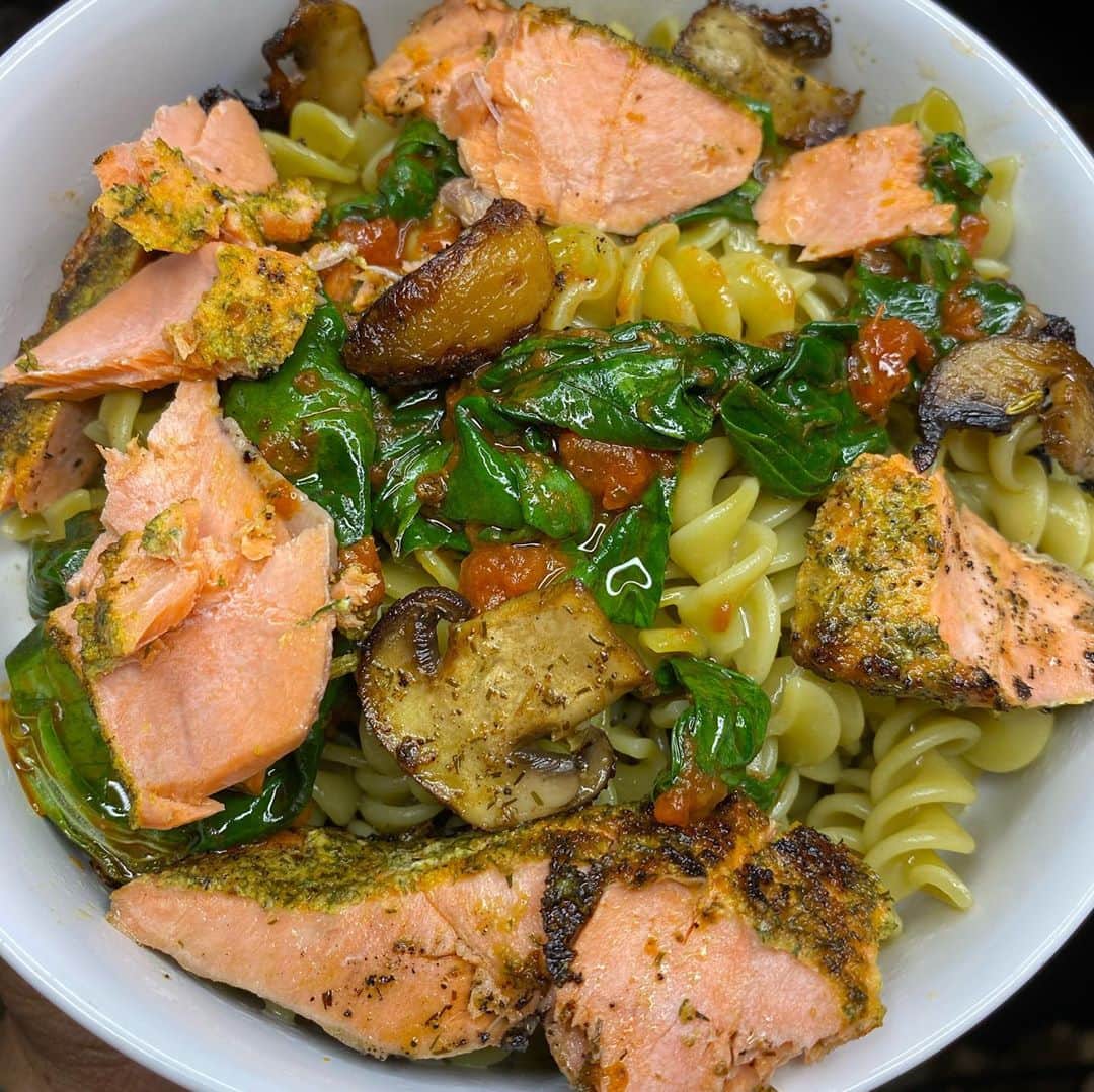 ケリスのインスタグラム：「Sour mango, dill weed , fennel , mustard , garlic , sea salt , celery , spring onion only in this weeks GOLD MINE BOX @bountyandfull it's a lifestyle」