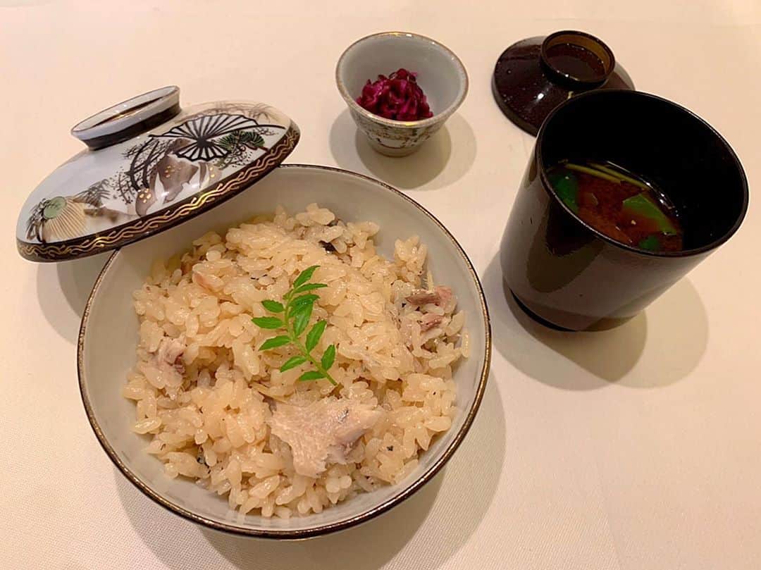 百合華さんのインスタグラム写真 - (百合華Instagram)「京都丸太町にあるイノベーティブな創作和食ガストロノミー『Kyo gastronomy KOZO』にてランチタイム🍽💕  最高級フィレ肉がメインのランチコースをいただきました✨  コースの始めに登場するとっても可愛らしい苔テラリウムにハートを鷲掴みにされただけでなく、食用のお花やハーブなどをふんだんに使用したカラフルで繊細なお料理達に目でも愉しませて貰えました💝  コースの続きは次回UP致します💋  #japan #日本 #kyoto  #京都 #ガストロノミー #分子ガストロノミー  #創作料理 #和食 #フレンチ #lunchtime  #ランチタイム #ランチコース #苔テラリウム #可愛い #可愛らしい #目でも楽しめるお料理  #美食 #美食家 #aumoグルメ」10月28日 13時32分 - yurika.lovelily