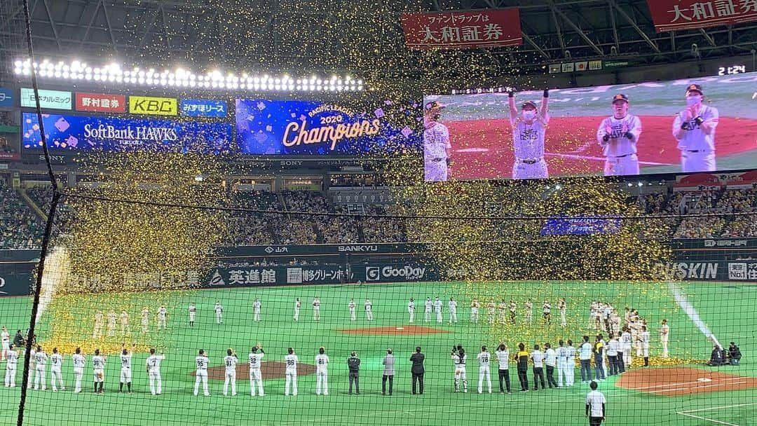 野形仁美のインスタグラム：「3年振りのリーグ優勝 おめでとうございます🔥 2018年、2019年と 日本一になりましたが リーグ優勝を逃して悔しい思いをする姿を 傍で見てきていたので アクシデントはありましたが😭 優勝の場に夫が居ることができて本当に良かったです。 シーズンはまだ続きますし CS、日本シリーズとまだ先は長いので 気を抜かず今日からまた頑張って欲しいです。 昨日はおこげも労っていました🐶笑」