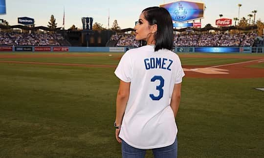 ベッキーGさんのインスタグラム写真 - (ベッキーGInstagram)「Used to sit in the nose bleeds at @lakers and @dodgers games as a kid. If you’re from LA you KNOW what this means. This shit is everything. 💙⚾️」10月28日 13時45分 - iambeckyg