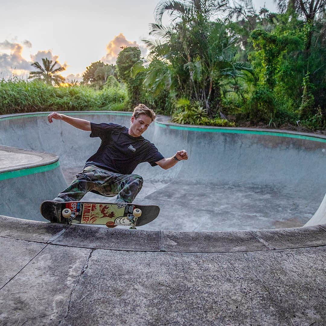 ニクソンのインスタグラム：「Skate sesh in paradise  @zakramiller #Nixon  📸: @artofoto」