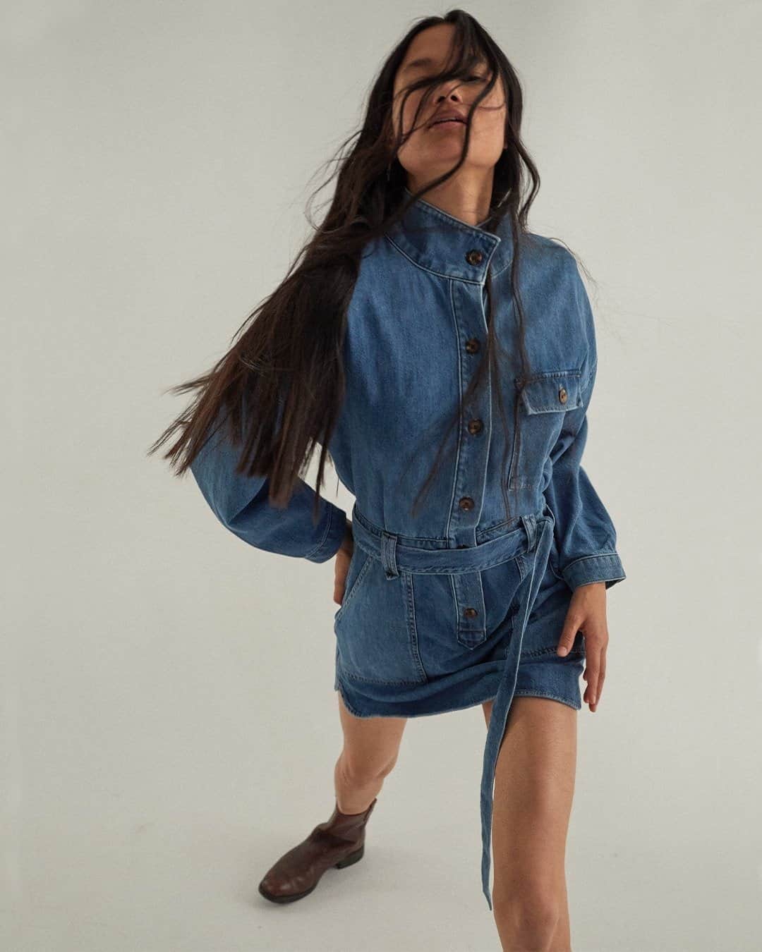 カレントエリオットのインスタグラム：「the cassandra, aka the cool-girl denim dress you’ve been dreaming about  #currentelliott」