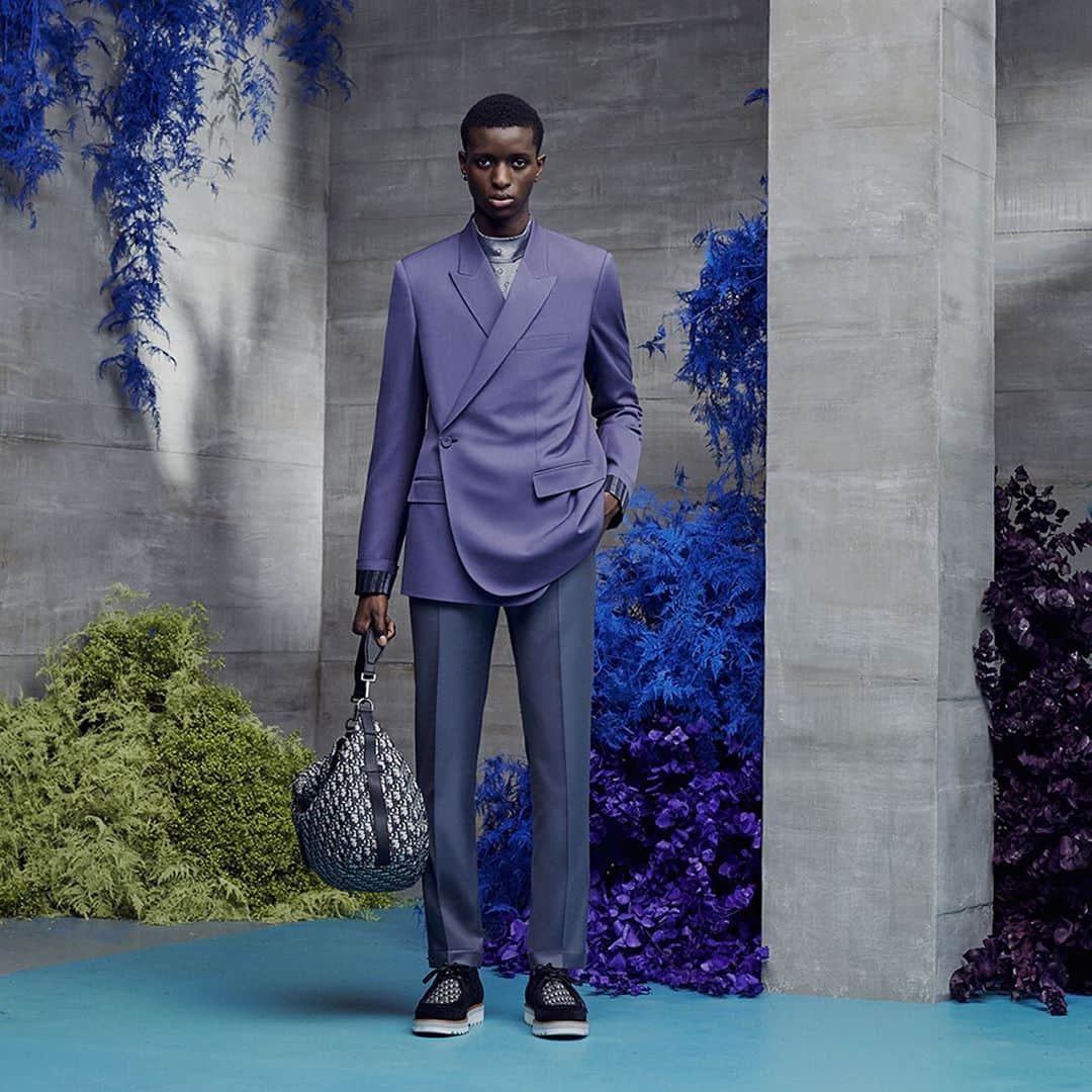 HYPEBEASTさんのインスタグラム写真 - (HYPEBEASTInstagram)「@hypebeastsyle: @dior has unveiled its latest Spring 2021 Resort collection inspired by Christian Dior’s childhood home. The capsule encompasses a bevy of classic and contemporary Dior elements, the new selection is rife with comfortable layering pieces, graphic accessories, and covetable footwear. Dior’s Oblique monogram is, as usual, everywhere; splashed across sweaters, shirts, shorts, shoes, and caps, it’s rendered in pale grey and Dior’s signature rich blue atop a white or grey base. Clean tones inform much of the new collection, as Jones loosens his tailoring for elevated blazers, crisp suiting shorts, and plenty of branded shirts. Click the link in bio for the full lookbook.⁠⠀ Photo: Dior」10月28日 5時07分 - hypebeast