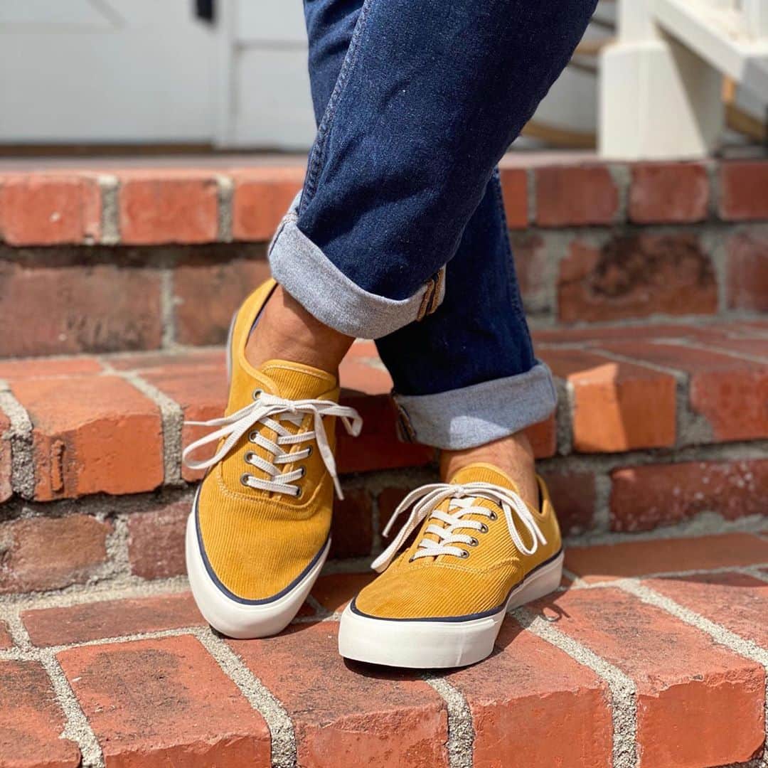 シービーズのインスタグラム：「💥GIVEAWAY CLOSED💥  We're back with another POW (product of the week) to spotlight a seasonal take on a SeaVees favorite: The Legend Cordies. Head to our stories for more and watch all the way through for a special treat from the crew.  Here’s how to win a pair from the collection:  👉Like this post 👉Tag a friend you think would rock these 👉Winner must be following SeaVees  That’s it! Giveaway closes next Monday (11/2) 🤞  #showupinseavees #giveaway」