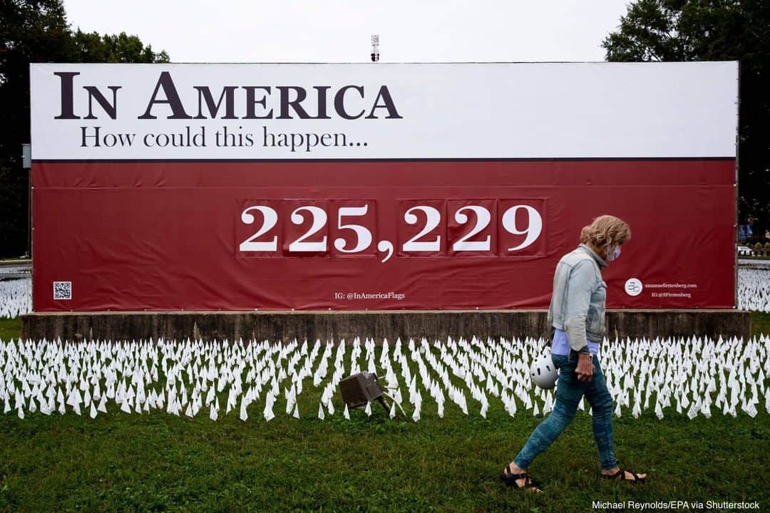 ABC Newsさんのインスタグラム写真 - (ABC NewsInstagram)「Thousands of white flags were placed as a memorial for those who died from COVID-19, at the D.C. Armory Parade Ground outside RFK Stadium in Washington, D.C.  The U.S. has seen at least 225,817 deaths due to COVID-19 since the start of the pandemic.」10月28日 5時30分 - abcnews