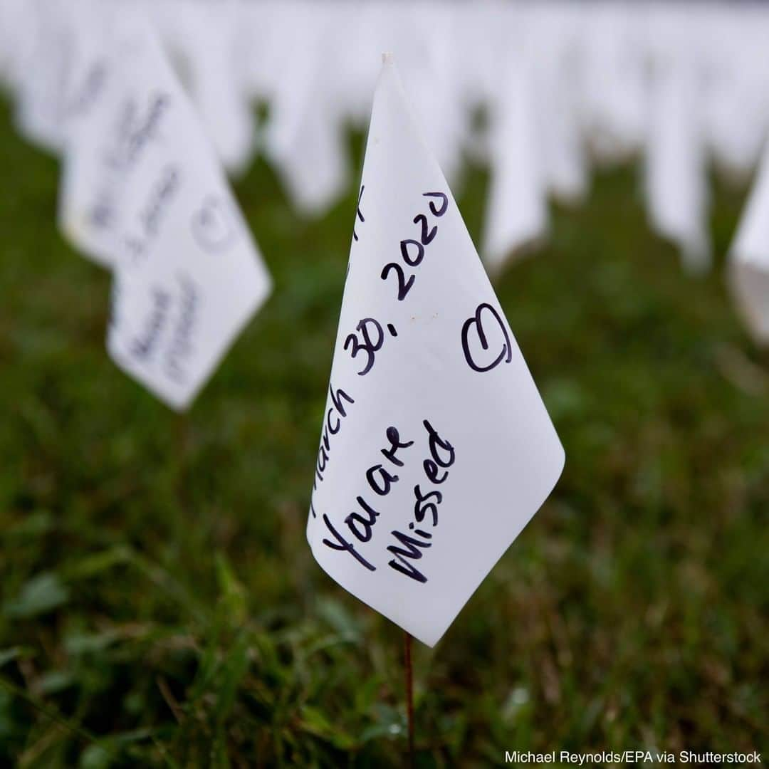 ABC Newsさんのインスタグラム写真 - (ABC NewsInstagram)「Thousands of white flags were placed as a memorial for those who died from COVID-19, at the D.C. Armory Parade Ground outside RFK Stadium in Washington, D.C.  The U.S. has seen at least 225,817 deaths due to COVID-19 since the start of the pandemic.」10月28日 5時30分 - abcnews