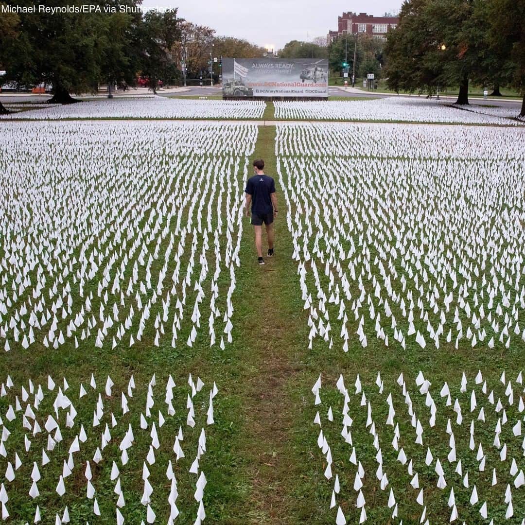 ABC Newsさんのインスタグラム写真 - (ABC NewsInstagram)「Thousands of white flags were placed as a memorial for those who died from COVID-19, at the D.C. Armory Parade Ground outside RFK Stadium in Washington, D.C.  The U.S. has seen at least 225,817 deaths due to COVID-19 since the start of the pandemic.」10月28日 5時30分 - abcnews