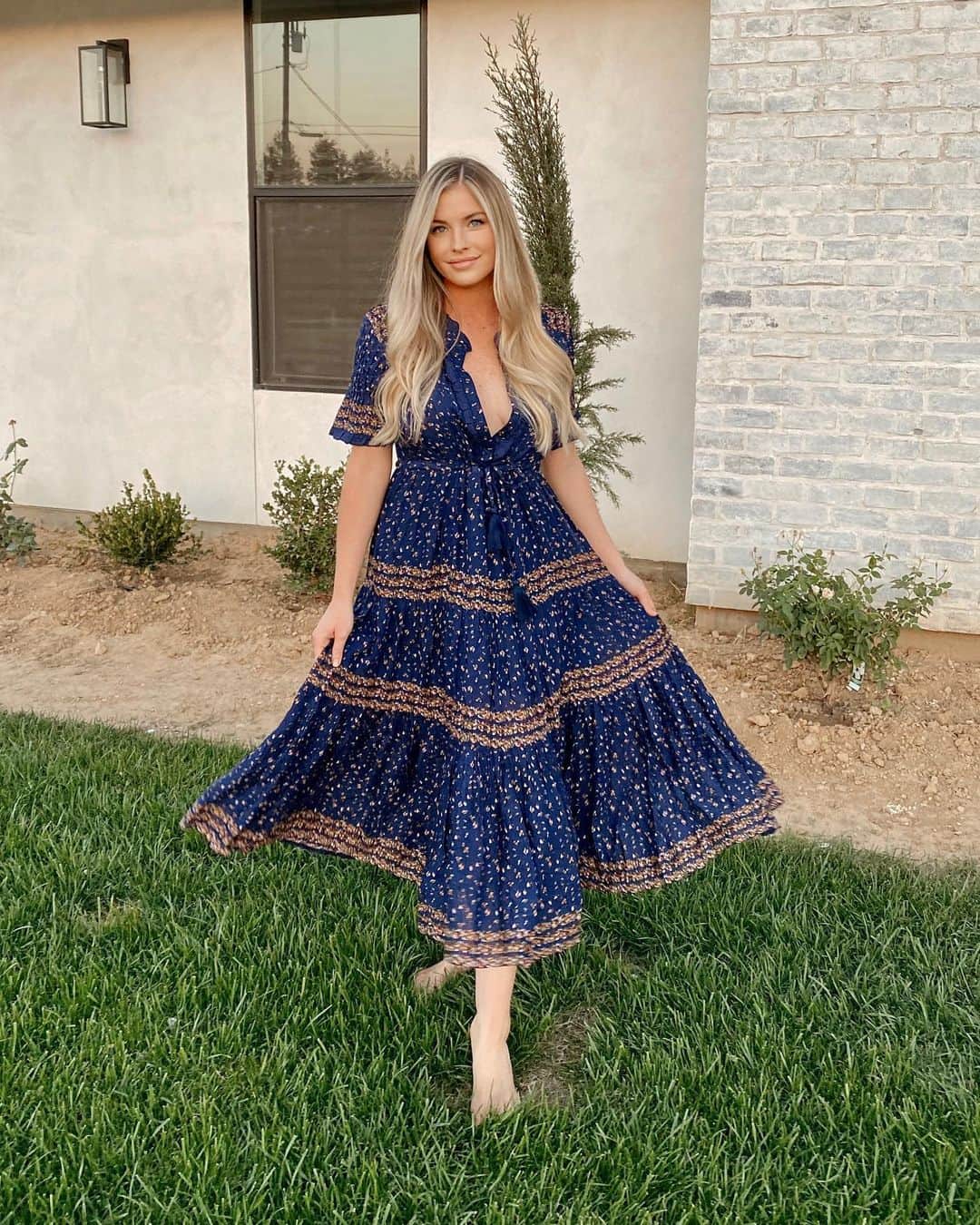 carlyのインスタグラム：「fresh hair and a dress that came 3 weeks too late 😅 thanks covid! also, it feels so weird to take a picture not holding crew! He can’t be stopped for a photo anymore 🤣🏃🏻」