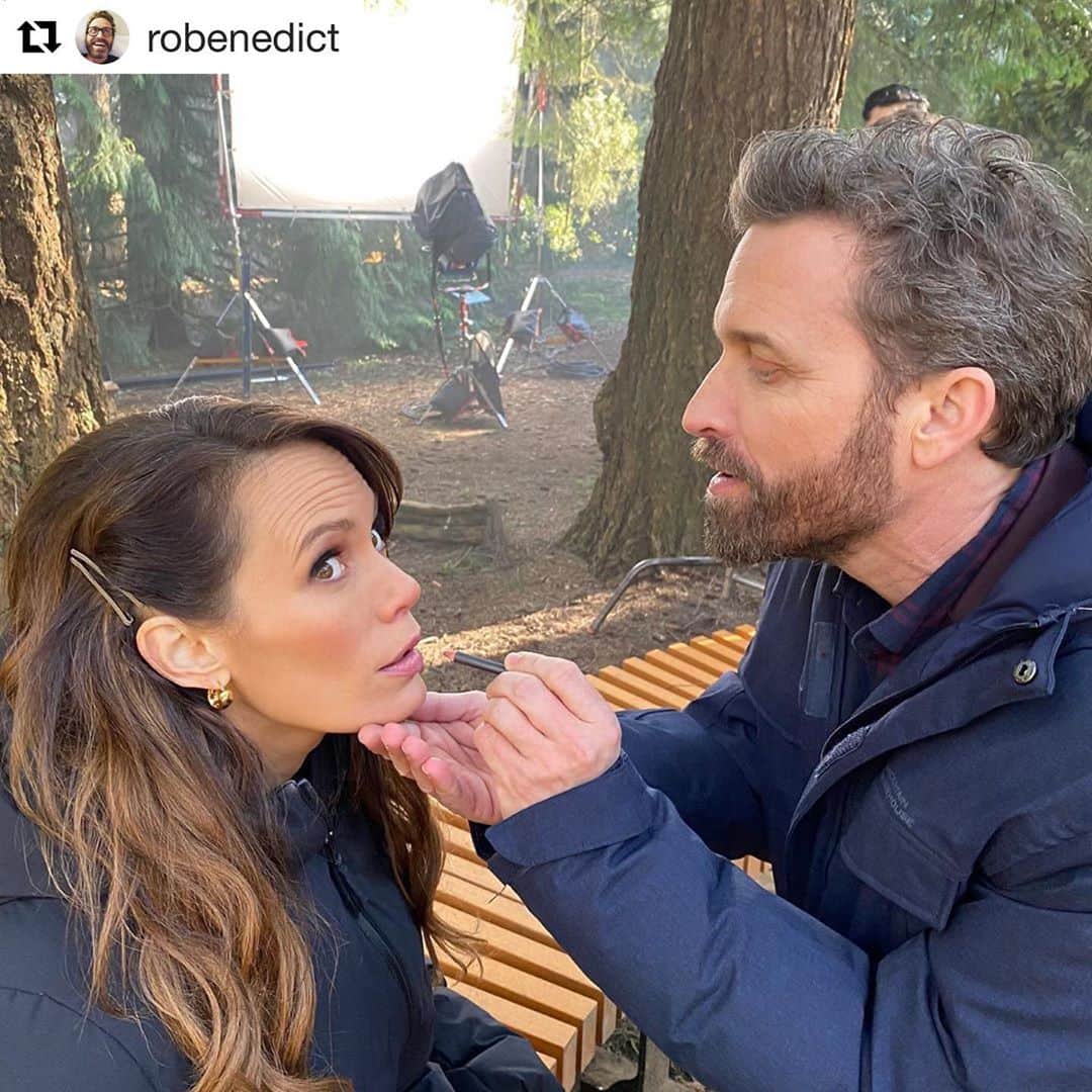 のインスタグラム：「Watch with us this Thursday to vote whether you think @robenedict should pursue this new career as a makeup artist.  Anyone want to schedule an appointment? #covidcareers #supernaturalseason15 #siblings * #Repost @robenedict with @get_repost ・・・ This week on all new @cw_supernatural — I step in (uncredited) as @bigeswallz’s personal makeup artist.  (Photo by the “other” makeup artist @trishymakeup) #chuck #amara #spnfamily #spn」
