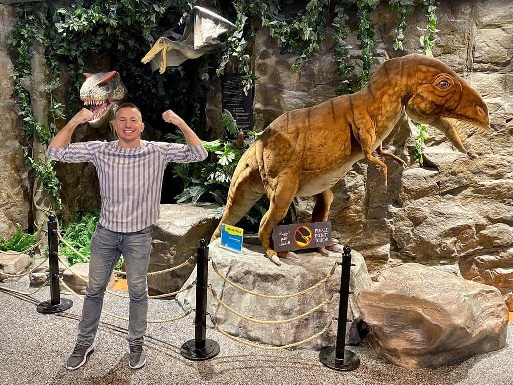 ジョルジュ・サンピエールさんのインスタグラム写真 - (ジョルジュ・サンピエールInstagram)「I had to flex in front of that T-Rex to let him know I have bigger arms 😂」10月28日 5時51分 - georgesstpierre