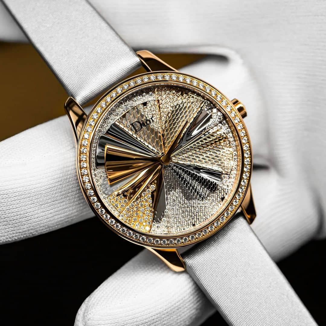 クリスチャンディオールさんのインスタグラム写真 - (クリスチャンディオールInstagram)「Poetry in motion, the new 'Dior Grand Soir Plissé Précieux' timepiece by #DiorHorlogerie conjures a swirling tulle dress, featuring a diamond-paved dial adorned with a delicate layer of pleated gold and netting elements evoking the House's couture universe. Click on the link in bio to peruse this emblem of #DiorSavoirFaire and to discover the full 'Dior GrandSoir' collection.  © @PolBaril」10月28日 6時00分 - dior