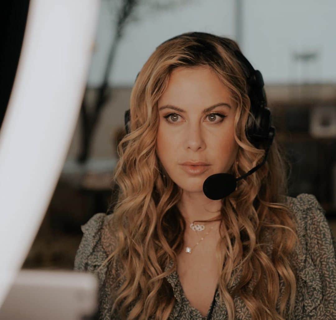 タラ・リピンスキーのインスタグラム：「Todd filming me as I’m filming. 🎥 Working from home with so many monitors, so many lights and SO many wires but somehow we did some great live television this week. (Not without a few hiccups like losing audio on the first day but hey I like a challenge😳) @nbcolympics @misa_losangeles」