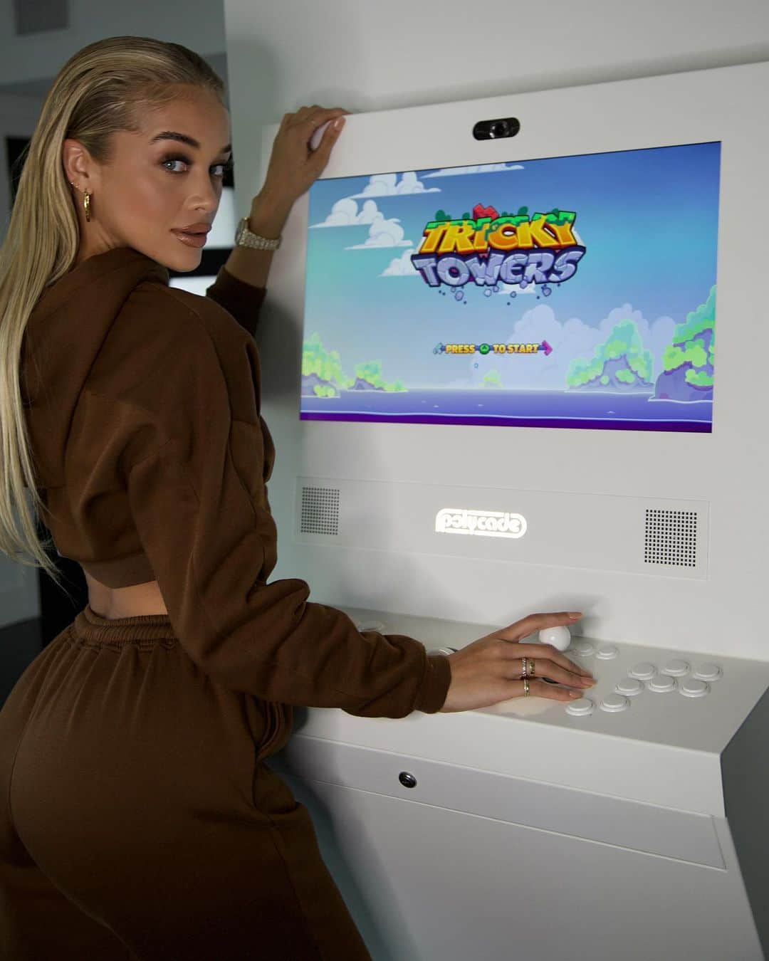 ジャスミン・サンダースのインスタグラム：「Thank you @polycade for my custom arcade to match my living room! Whose tryna play Tricky Towers- I got player 1! 🕹」