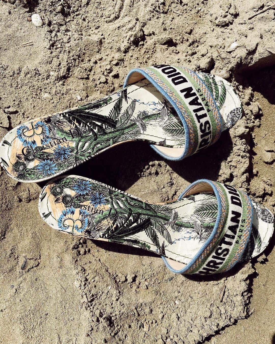シャニーナ・シャイクのインスタグラム：「Sandy + Salty = me all week 🏝」