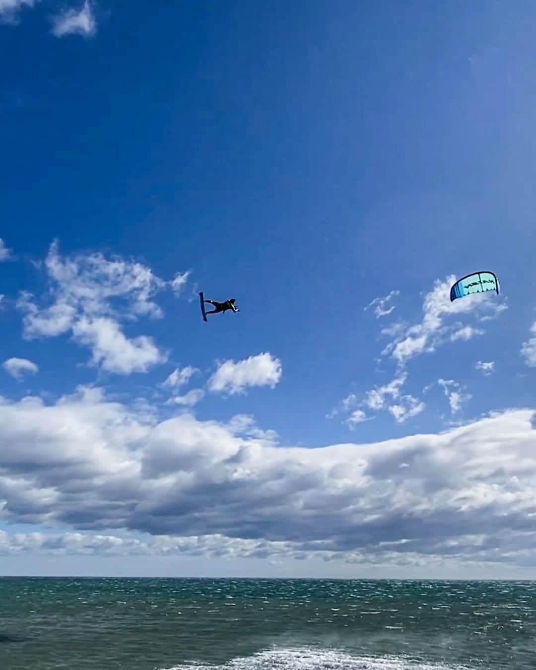 レッドブルのインスタグラム：「@loukapitot  see ya 👋 🚀  🎥 : @etienne.desaunhac #redbull #givesyouwiiings #kiteboarding #kitesurf #ocean」