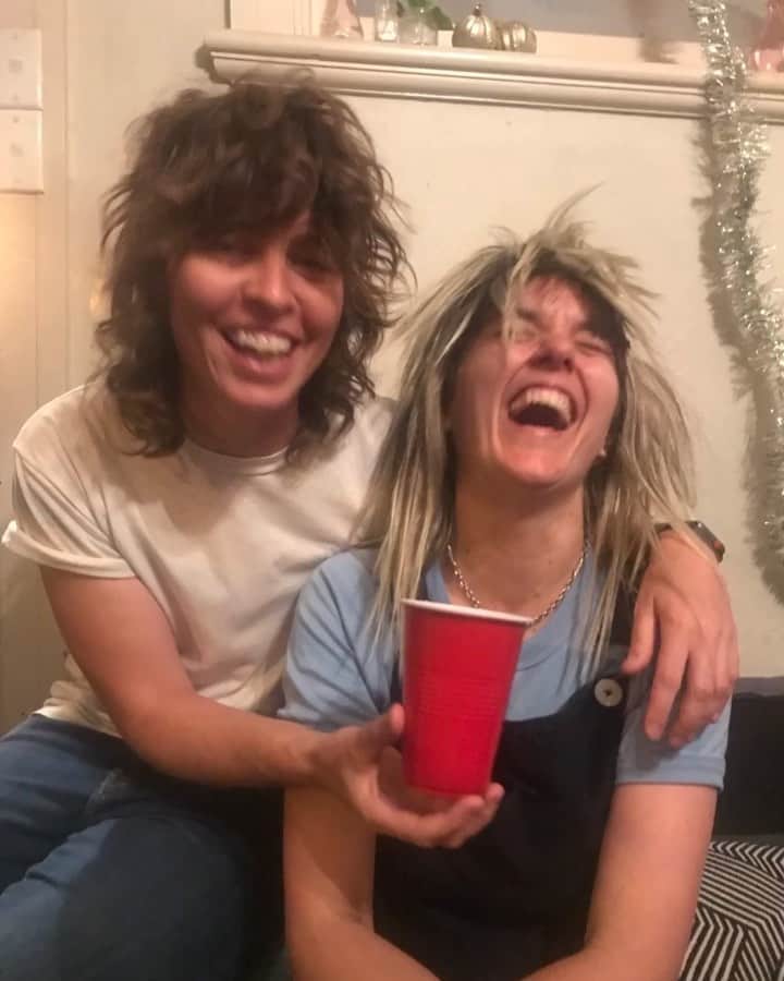コートニー・バーネットのインスタグラム：「Happy birthday to my Scorpio brother @sholaki ❤️💙 photo Xmas night 2018」