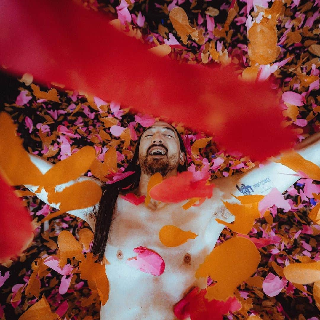 スティーヴ・アオキさんのインスタグラム写真 - (スティーヴ・アオキInstagram)「love when the confetti changes colors for the Fall ☺️」10月28日 6時07分 - steveaoki