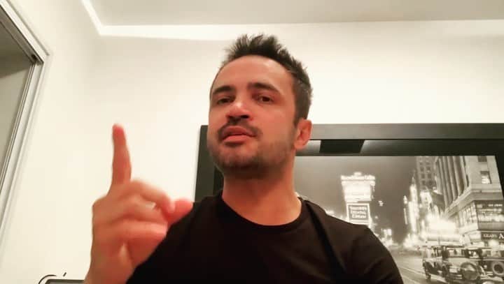アレッサンドロ・ローザ・ヴィエイラのインスタグラム：「🚨 Alerta 🚨- Fala galera, aqui está o desabafo de quem também não conseguiu comemorar o aniversário em 2020!! Você assim como eu perdeu sua festa de aniversário devido a pandemia!? Não se preocupe porque a @brahmacerveja chegou para nos presentear com uma comemoração digna de REI!!! #BrahmaAniversario #AprecieComModeracao.   Quer saber mais?   Corre AGORA NOS STORIES」
