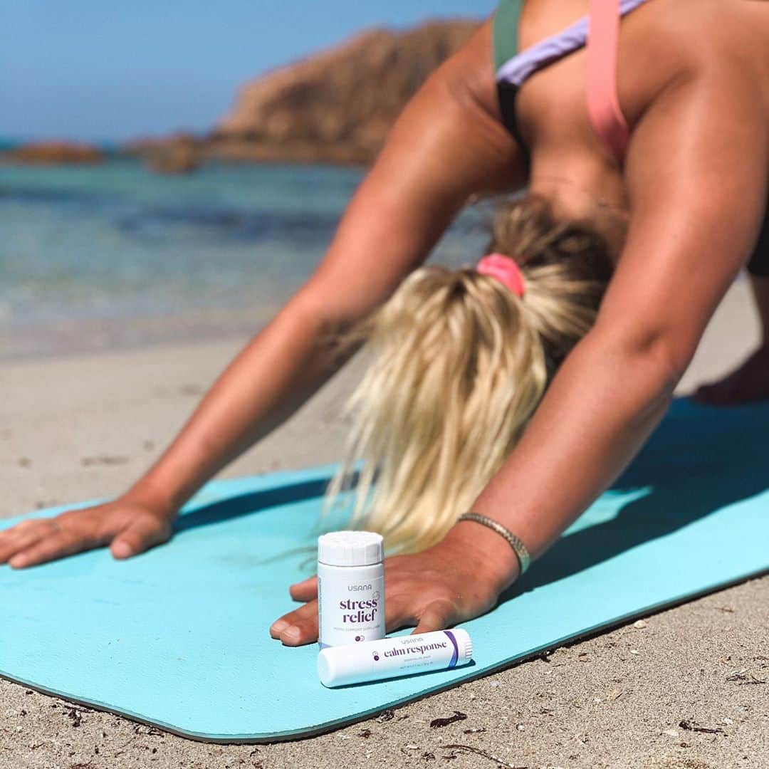 フェリシティー・パルマティアーのインスタグラム：「Stress is inevitable, it’s how we relate that’s crucial. My favourite ways to de-stress are... Surfing, yoga and taking @usanainc Stress Relief mood support product & calm response essential oil balm #usana #liveusana @usanaau」