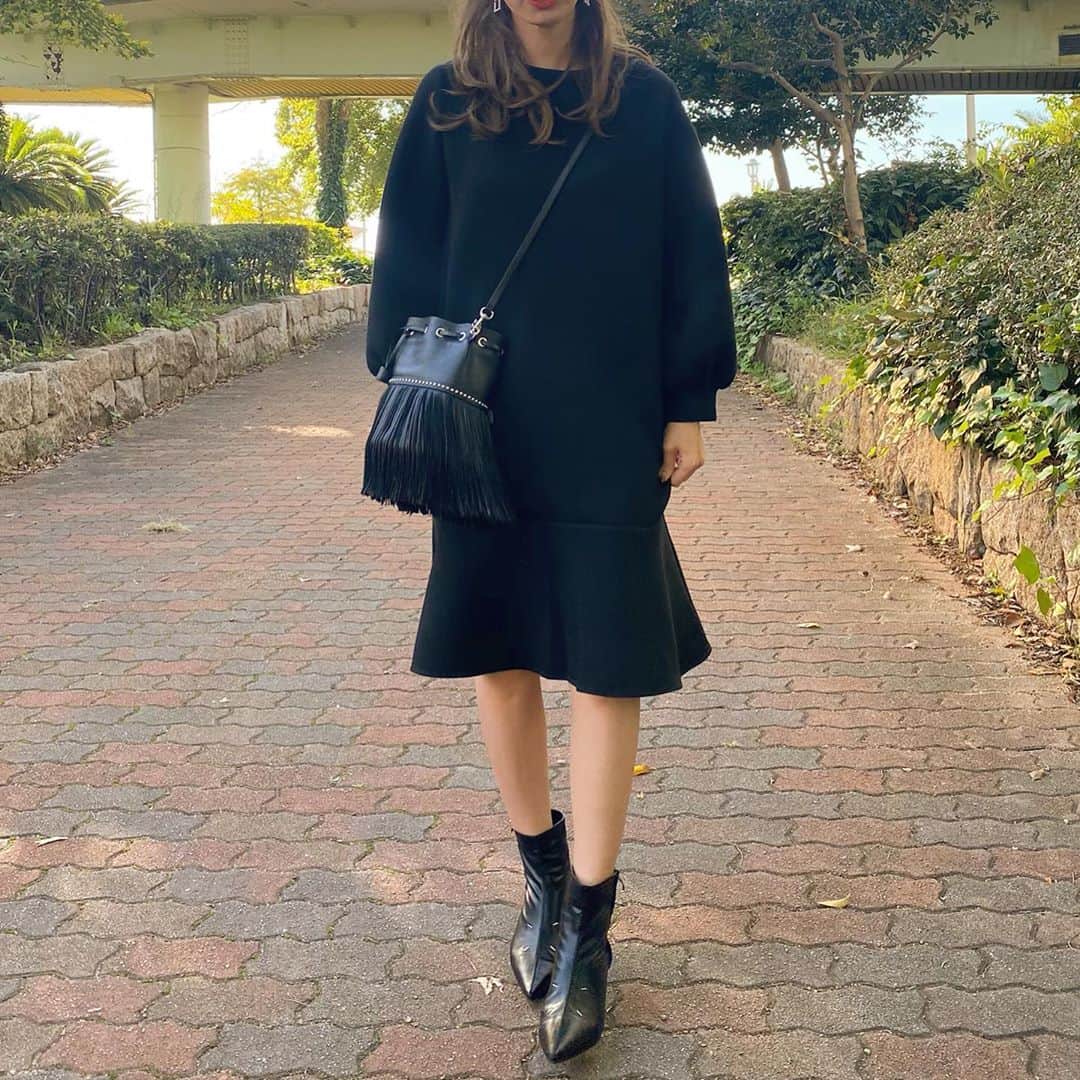 HandmadeLaboのインスタグラム：「BLACK🖤🖤🖤  裾のデザインがポイントのワンピは　　 @cookiechocolate_official  のもの𖥧𖦥𖦴   きれいめにもカジュアルにもはけるショートブーツは　　@select.shop.jbg  のもの︎𓃟𓂅𓋇  op  #cookiechocolate  shoes #selectshopjbg    #ponte_fashion #ママコーデ #韓国ファッション #mineby3mootd#mamagirl #プチプラファッション#アラフォーコーデ#ワントーンコーデ#秋コーデ#シンプルコーデ#モノトーンコーデ #スウェットコーデ#ブラックコーデ#ショートブーツ」