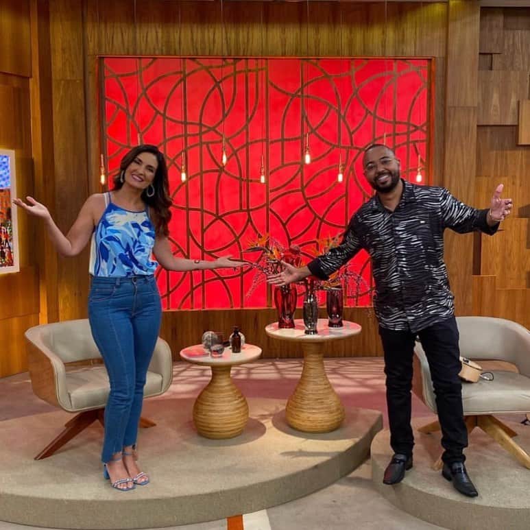 ファチマ・ベルナルデスのインスタグラム：「Olha a minha alegria em receber o @dudunobresamba no estúdio do #encontrocomfatima. Que saudade dessa música, ao vivo, nas nossas manhãs. Obrigada, Dudu, por trazer seu cavaquinho pra nos alegrar.  E, você, do que tem sentido falta no seu dia a dia?」