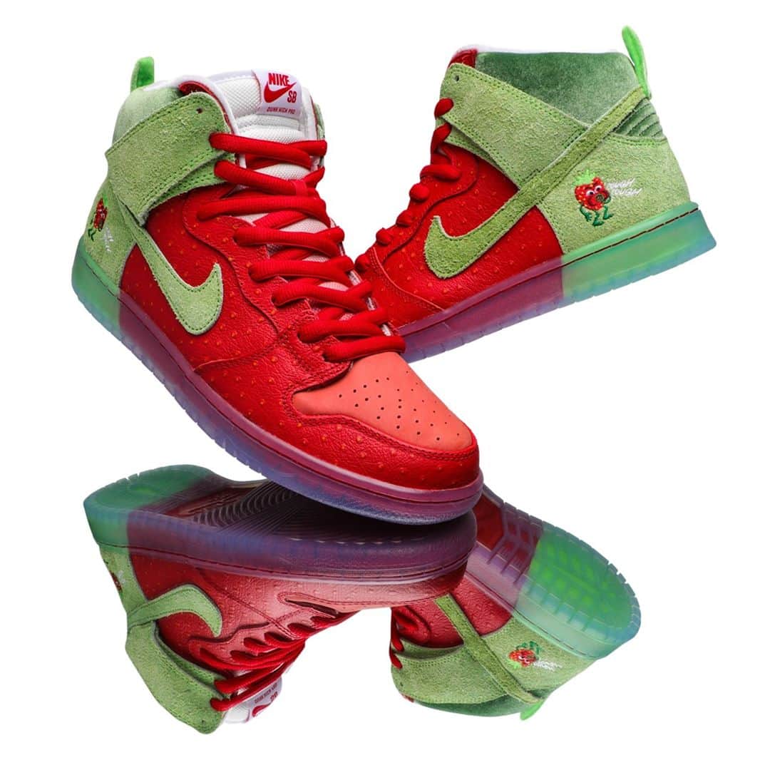 Flight Clubさんのインスタグラム写真 - (Flight ClubInstagram)「Nike taps Todd Bratrud for another installment of the Dunk High SB. The 'Strawberry Cough' sports a two-tone construction consisting of a hairy green suede on the heel, while the forefoot and quarter panel boasts a texturized red leather.」10月28日 6時45分 - flightclub