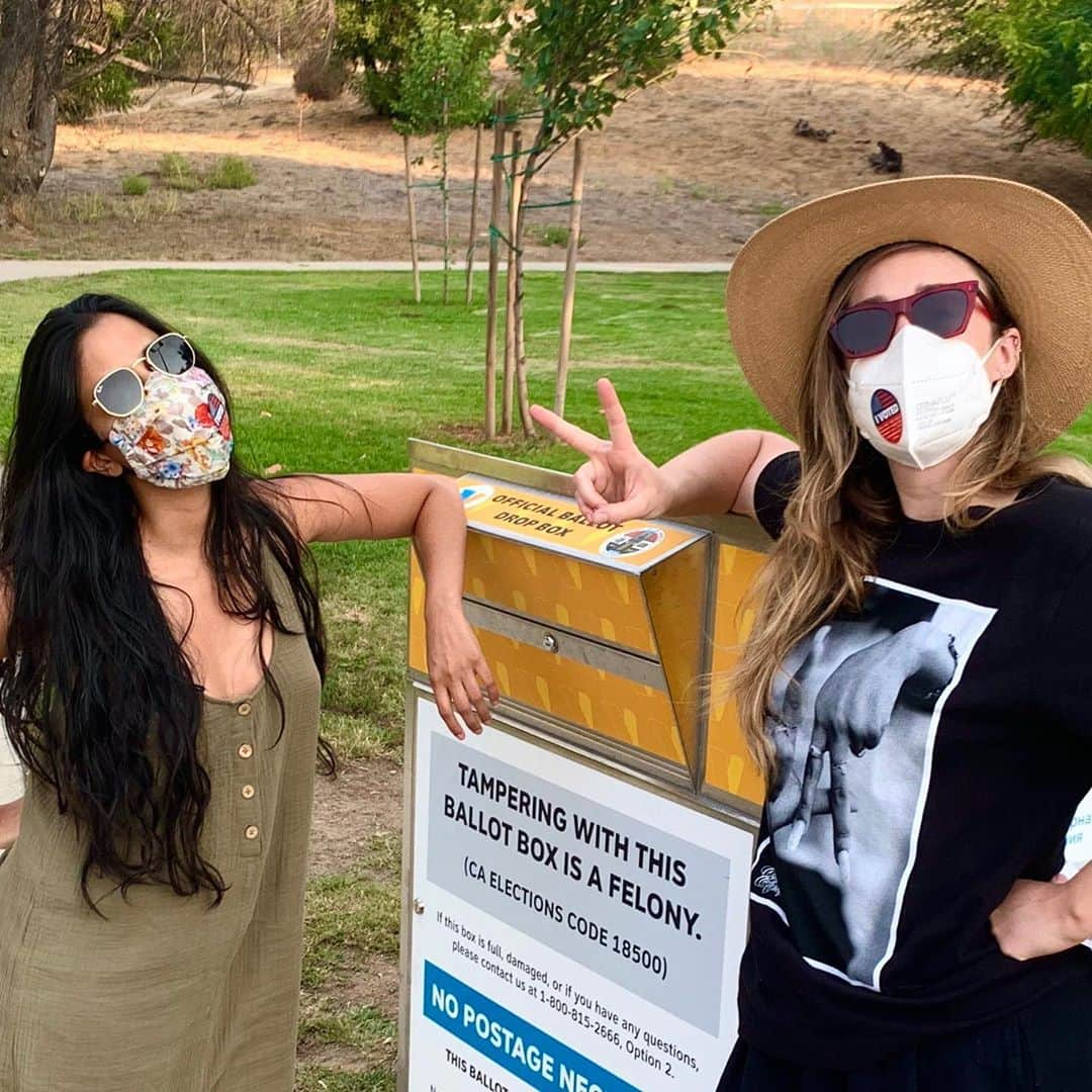 アシュレー・ジョンソンさんのインスタグラム写真 - (アシュレー・ジョンソンInstagram)「Just me and @milapajamas, continuing our tradish of doing our best to smash the patriarchy and honoring the women who fought so hard to make sure our voices count. #bidenharris2020」10月28日 6時47分 - ashleythejohnson