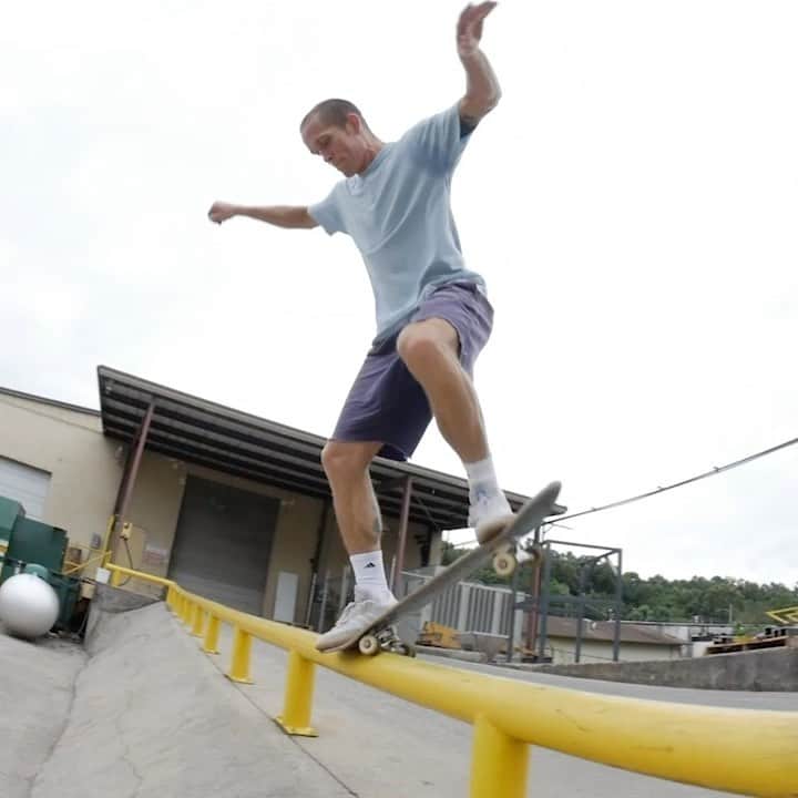 スラッシャーのインスタグラム：「🍑 @stratosphereskateboards CLUB STRAT video is LIVE on ThrasherMagazine.com 📡」