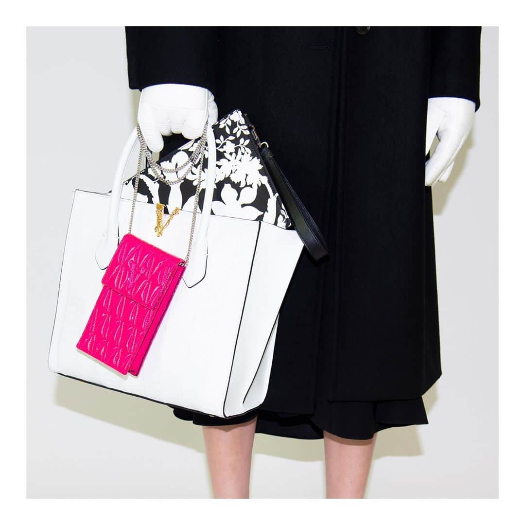 ジャンニヴェルサーチさんのインスタグラム写真 - (ジャンニヴェルサーチInstagram)「In the bag - explore the #VersaceFW20 accessories edit through the link in bio. #VersaceVirtus」10月28日 6時56分 - versace