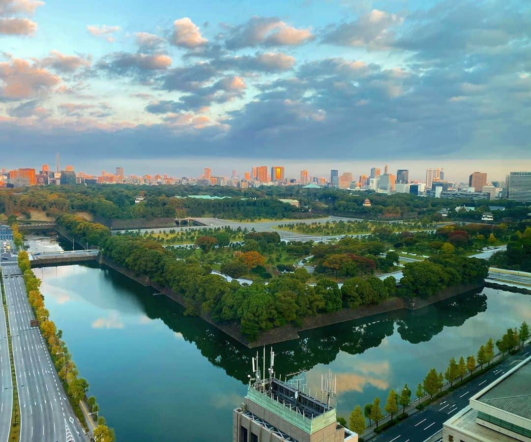 マキ・コニクソンさんのインスタグラム写真 - (マキ・コニクソンInstagram)「Good morning from Tokyo! おはよう御座います！ 朝6:00が過ぎてずっと向こうにそびえ立ってる摩天楼が赤く染まってきました！  貴重な日本滞在 一日一日を大切に過ごします！ 嫌なことやモヤモヤする事があったら “えいっ！”ってさっさと割り切ってmove on しちゃおう！💪🏼 自分の為の人生だから 人の為にイジイジしてるのが勿体ない！ さっさと move on! move on!💪🏼  今日も笑顔で 行ってらっしゃ〜い！👋🏼  #エア🇯🇵 #東京のパワースポット✨✨ #えいっ！💪🏼 #move onの仕方をマスターしよう！ #私も今朝”えいっ！”したんだよ！💪🏼」10月28日 6時58分 - makikonikson