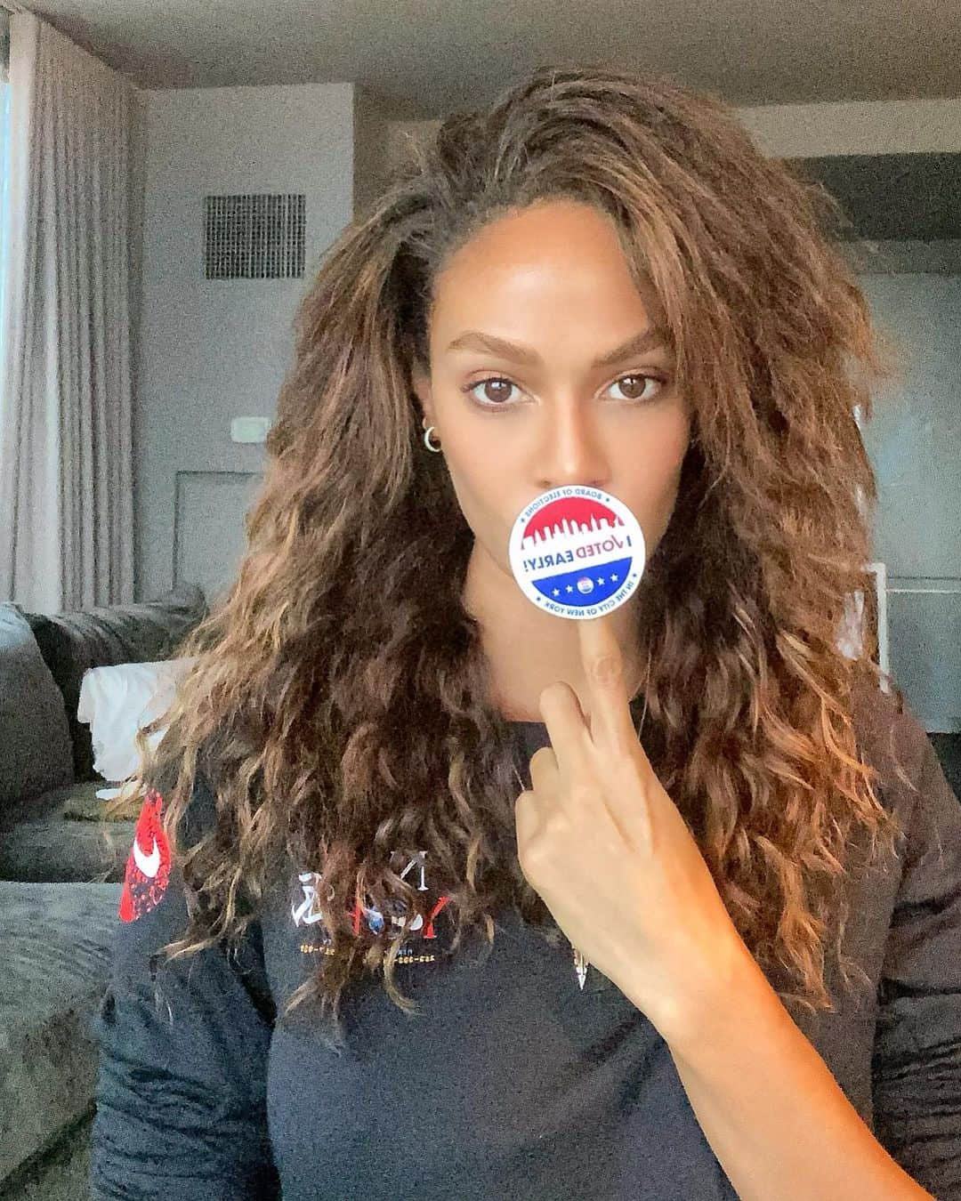 ジョアン・スモールズさんのインスタグラム写真 - (ジョアン・スモールズInstagram)「Guess what I did Today! And it felt amazing #vote Voté temprano para asegurarme que la basura valla al zafacón 🙏🏽」10月28日 7時10分 - joansmalls