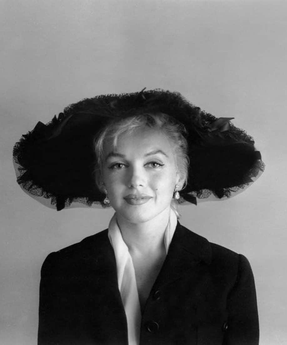 マリリン・モンローさんのインスタグラム写真 - (マリリン・モンローInstagram)「Marilyn in “The Hat Sitting” photographed by Carl Perutz in 1958. She looked genuinely happy in these pics✨🖤👒 #marilynmonroe」10月28日 7時08分 - welovemarilyn
