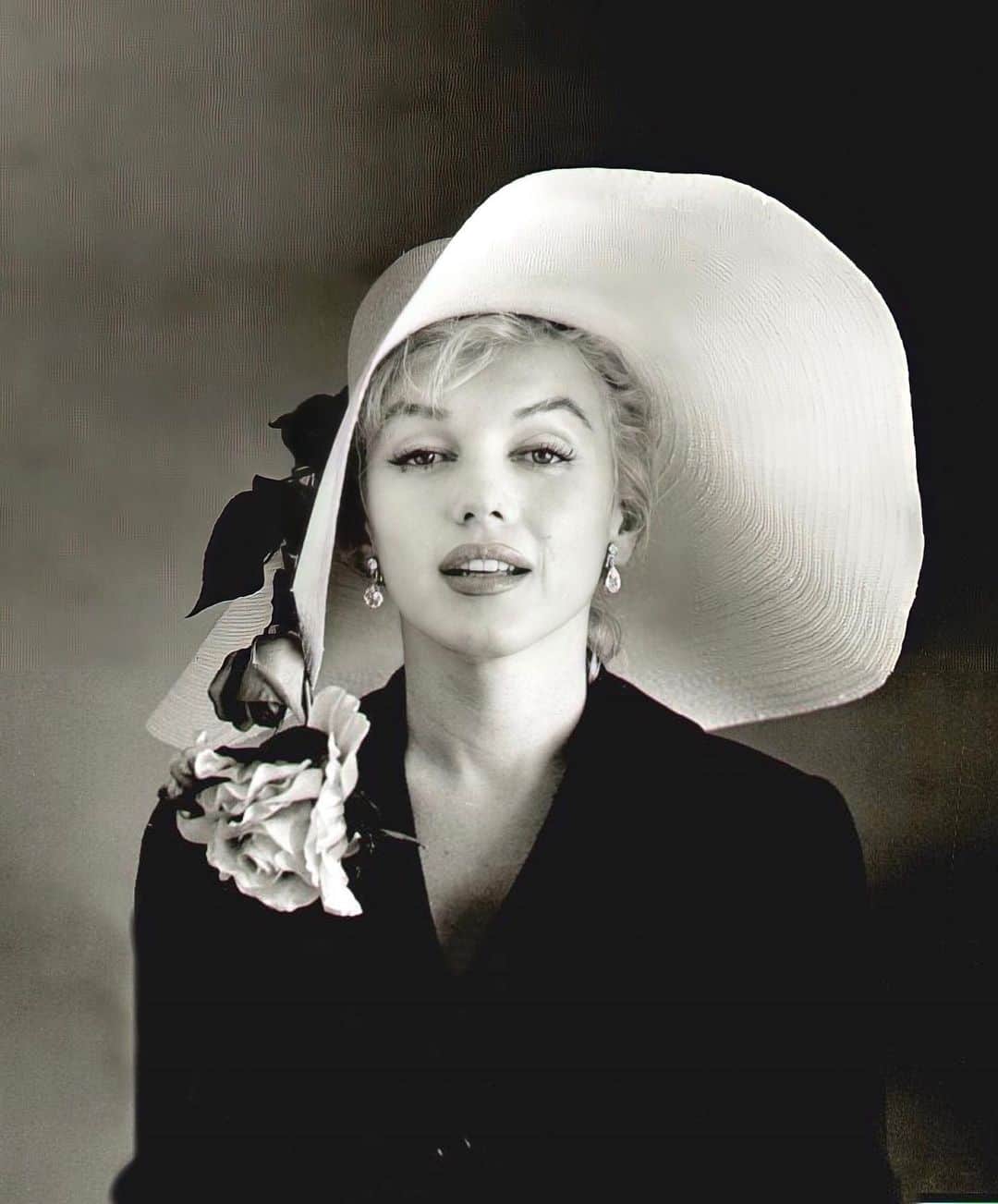 のインスタグラム：「Marilyn in “The Hat Sitting” photographed by Carl Perutz in 1958. She looked genuinely happy in these pics✨🖤👒 #marilynmonroe」