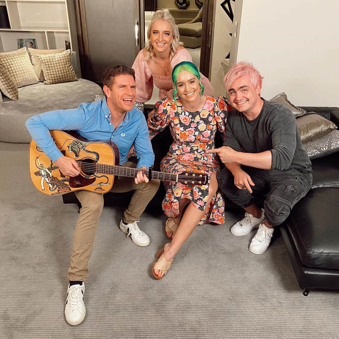 シェパードのインスタグラム：「Did anyone catch us singing with @sammacinsta for @telethon7 👏🏼 They raised a whopping $46 million!! Bravo 👏🏼」