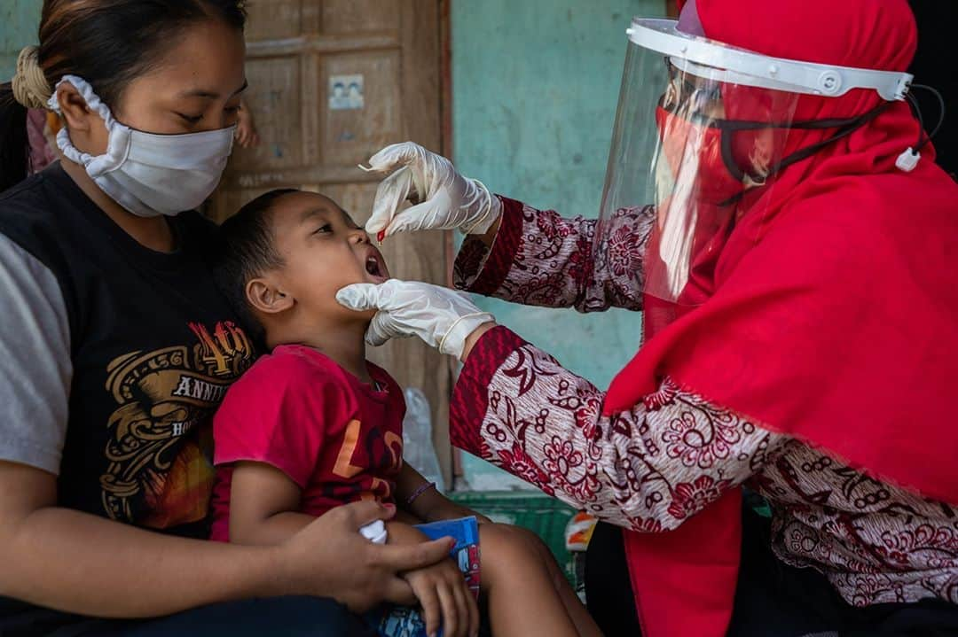 unicefさんのインスタグラム写真 - (unicefInstagram)「Children’s survival and wellbeing depends on dedicated health workers being able to work safely in the community day after day. That’s why the first doses of COVID-19 vaccines should be prioritized for nurses, doctors and other essential workers. Our health depends on their health.  #VaccinesWork © UNICEF/UNI374540/Ijazah」10月28日 7時10分 - unicef