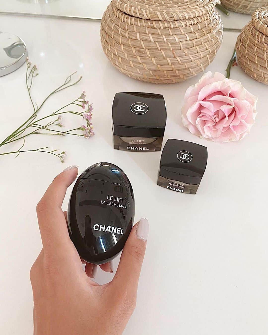 ジョアナ・サンスのインスタグラム：「Probemos...🌸 @chanel.beauty   #beauty #cream #chanel」