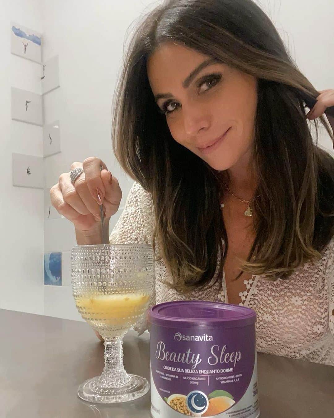 Giovanna Antonelliのインスタグラム：「Opaaaaaa!!! É sono da beleza REAL que fala né?? 😀😀 Sim!!! O Beauty Sleep é um produto  natural que ajuda na qualidade do sono, e ainda estimula nosso corpo a produzir colágeno e queratina.🙌🏻 Eu digo que cuida do sono e da beleza junto! He he he !! @sanavitaoficial」