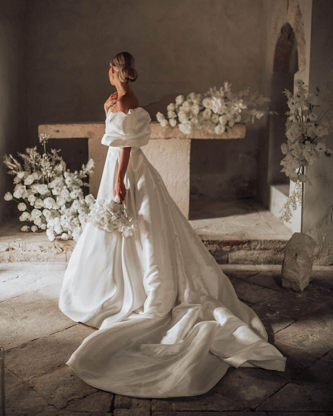 Pronoviasさんのインスタグラム写真 - (PronoviasInstagram)「Elena & Marin celebration of love and the intimate wedding inspiration of the week. Congratulations to the gorgeous couple.  Dress: Ixion #PronoviasBride #LoveConquersAll  Photographer| @martinaskrobotphotography Wedding planner| @adriaticweddings_croatia Design & flowers| @showroom.designandevents Wedding dress| @pronovias from @vjencanicenikolina Wedding venue| @palace_elisabeth Videographer| @amas_films Hair & MUA| @jlstylebeauty Bride & groom| @dizdar_el & @marin.jercic Ribbons & candles| @silkribbons_moonlight Cake| @magnoliaslastice」10月28日 7時17分 - pronovias