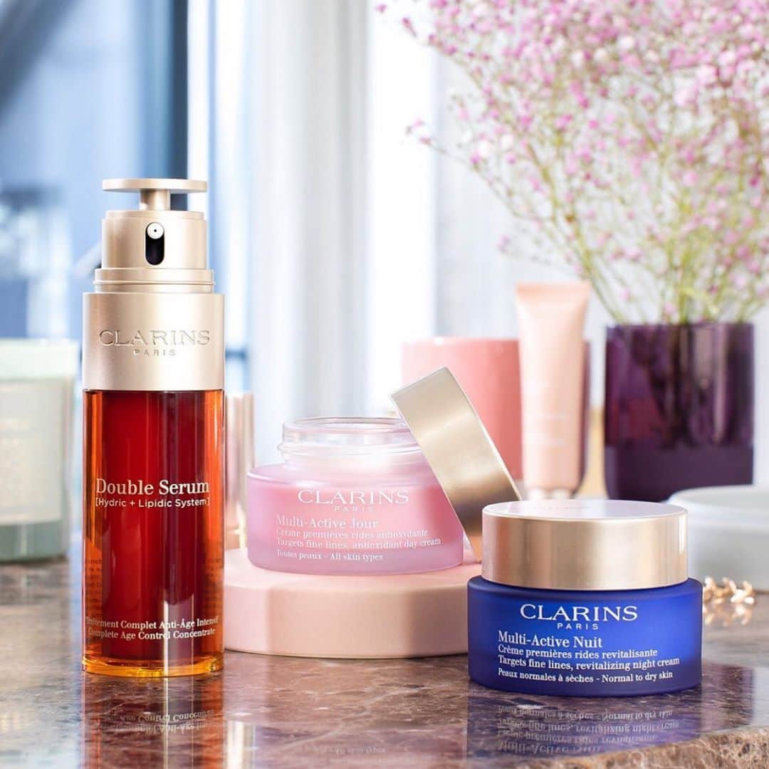 CLARINSさんのインスタグラム写真 - (CLARINSInstagram)「🌿🌸🔮 #botanical skincare with anti-aging benefits: Double Serum + Multi-Active Day and Night Creams 💧🌿🔮   #clarins #iconic duo」10月28日 7時21分 - clarinsusa