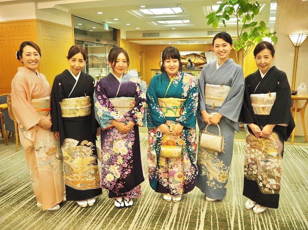 菊池沙都のインスタグラム：「さっぴーよっちゃん ご結婚おめでとうございますPart 3👰🤵❤️ みんなでお着物も嬉しい〜🥰💓 #結婚式#Wedding#最高でした #東京大神宮#東京大神宮結婚式  #和装結婚式 #留袖#訪問着#振袖 #従姉妹#双子#家族#twins」