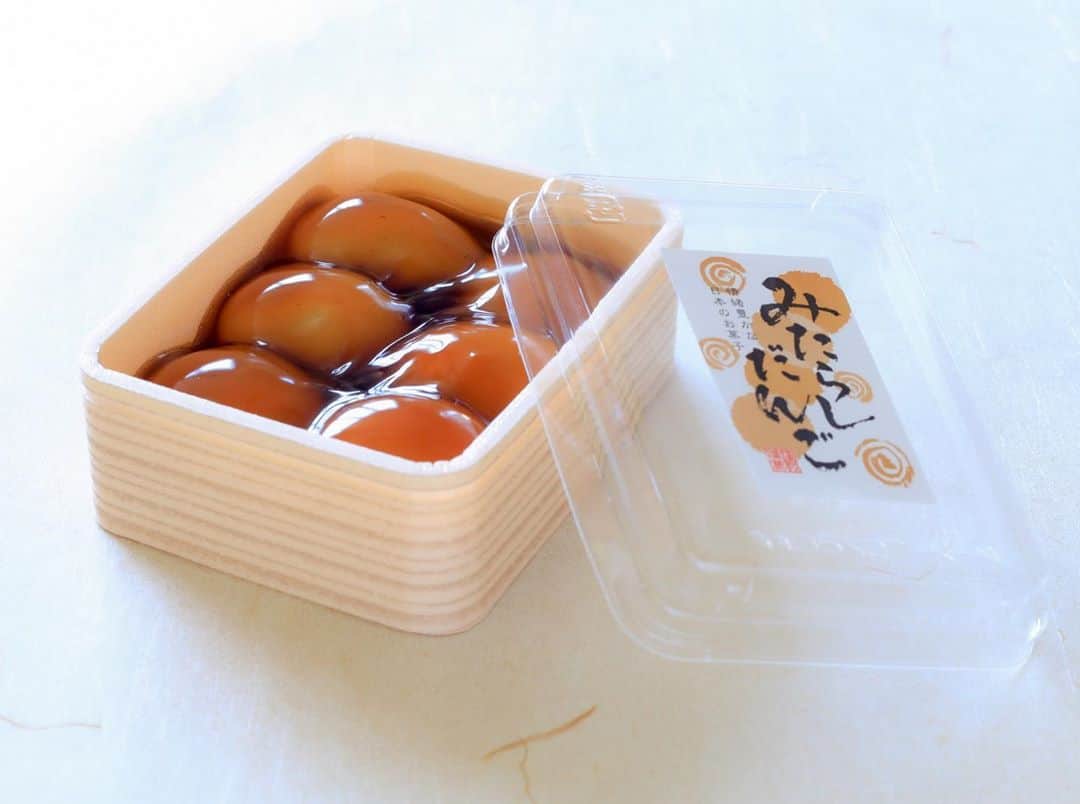 Toru Tsuchieさんのインスタグラム写真 - (Toru TsuchieInstagram)「今日の和菓子は #みたらしだんご です。  新商品の紹介です。 木曜日から販売予定のみたらしだんご 暑い時期に好評をいただいてよく売れていました 冷やしみたらしの常温バージョンになります。 一応、水を減らしただけではありません…  クロワッサンコロネもよく売れています。  フェイスブックページのいいね！もよろしくお願いします。 https://www.facebook.com/shishisu/ I would like a job request from you. Today's wagashi is #Dango.  #福泉堂  #和菓子  #出雲 #団子 #撮影 #おやつ時間 #艶 #醤油 #アルバイト募集 #sweets #人気 #琥珀色」10月28日 7時23分 - choppe_tt