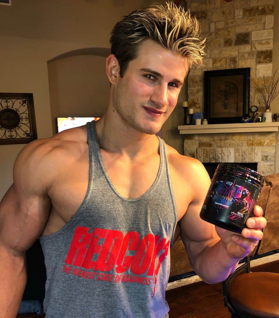 セージ・ノースカットのインスタグラム：「War Games 😋 helping maximize your focus and hand/eye coordination! @redcon1 making amazing products! Click the link in my bio if you want some and use code SAGE20 for 20% off」