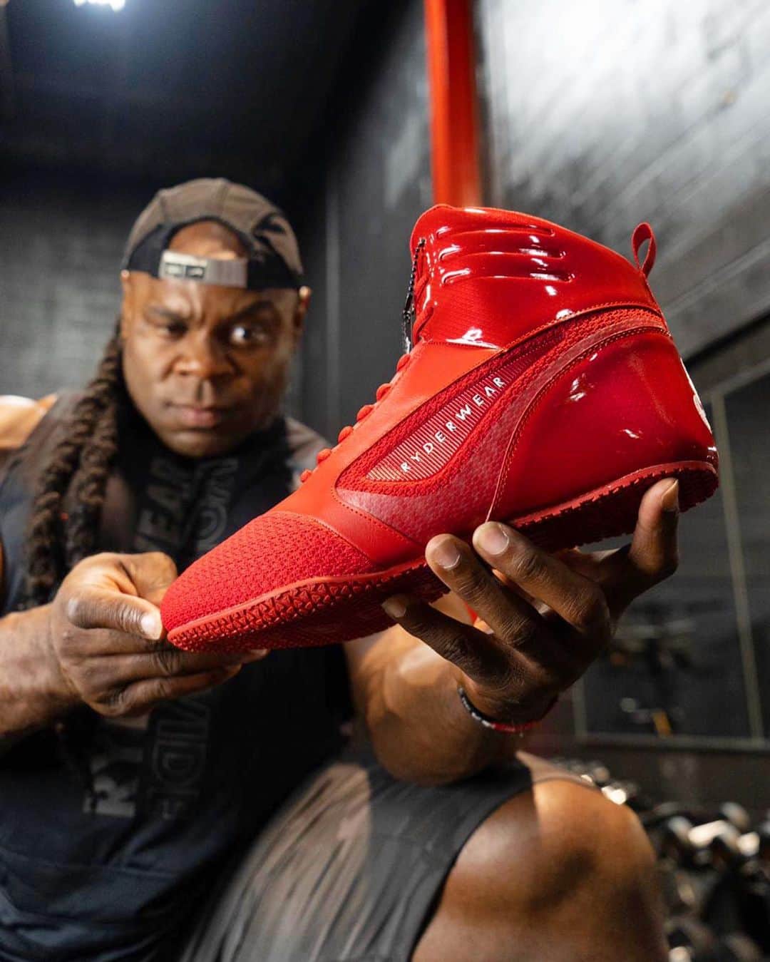 カイ・グリーンのインスタグラム：「🔺YOU ROCKING THESE?! 🔥Coming in Red Hot!! Take your training to the next level with the D-Mak Carbon Fibre by @Ryderwear. The D-Mak is the ultimate hardcore lifting shoe, offering a flat, thin sole for unparalleled support and correct lifting form. With a high top design, these lifting shoes offer essential support on leg day, while allowing you to get closer to the ground for maximum power and drive in your lifts.  🔺Link in Bio 🔺www.ryderwear.com/kai 🔺Use Code KAI10  ☑️Premium Action Leather ☑️Padded Ankle Support ☑️Thin Flat Sole ☑️High-top Profile ☑️Perfect for bodybuilding ☑️Rubber traction sole for grip」