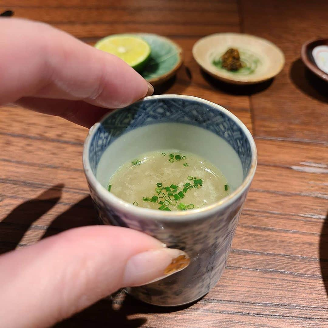 今堀恵理さんのインスタグラム写真 - (今堀恵理Instagram)「ミシュラン一つ星の焼鳥屋 『鳥匠いし井』さんが福島から西天満に移転  二階は『鳥傳囲(とりでんかこい)』と言うお鍋&焼鳥が食べれるお店  こちらの2階は2回目の訪問 お鍋はシンプルに鶏鍋にしたよ💗 焼き鳥は好みの物を選んで焼いてもらいました。  予約困難店です。特に１階は年内はもちろん予約満席だよ  #大阪グルメ #西天満 #鳥傳囲 #鳥の水炊き  #グルメインスタグラム」10月28日 7時32分 - eriimahori